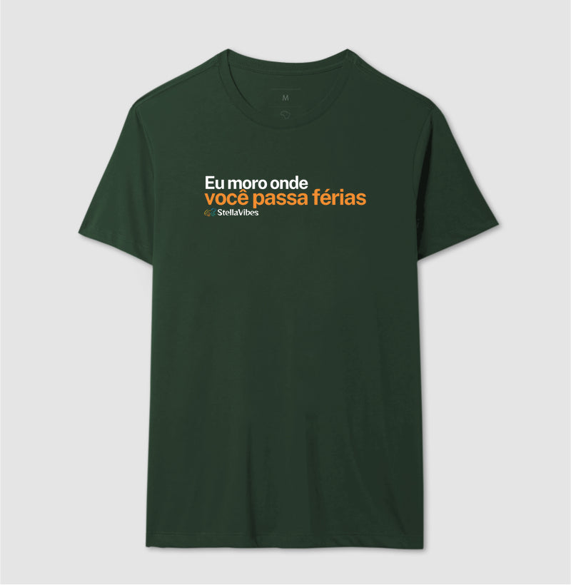 Camiseta Eu Moro Onde Você Passa Férias (Várias cores)