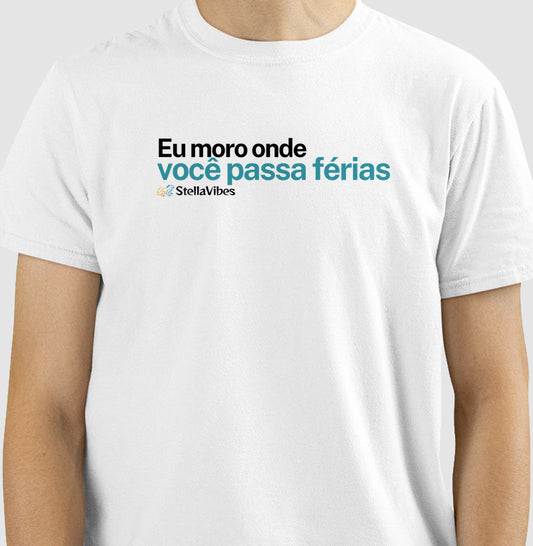 Camiseta Eu Moro Onde Você Passa Férias (Branca / Cinza)