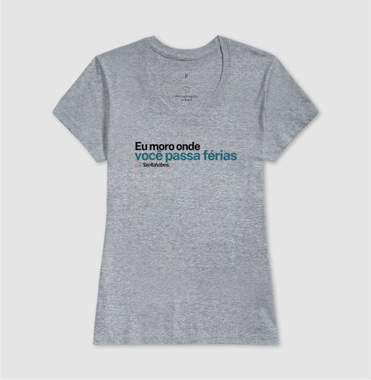 Camiseta Eu Moro Onde Você Passa Férias (Branca / Cinza)