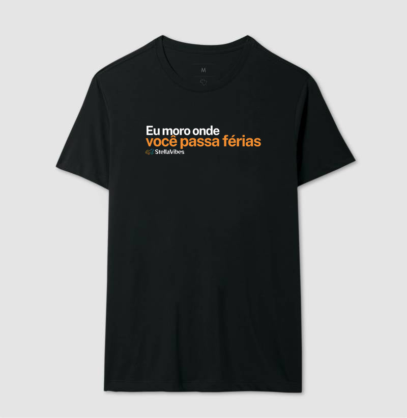Camiseta Eu Moro Onde Você Passa Férias (Várias cores)