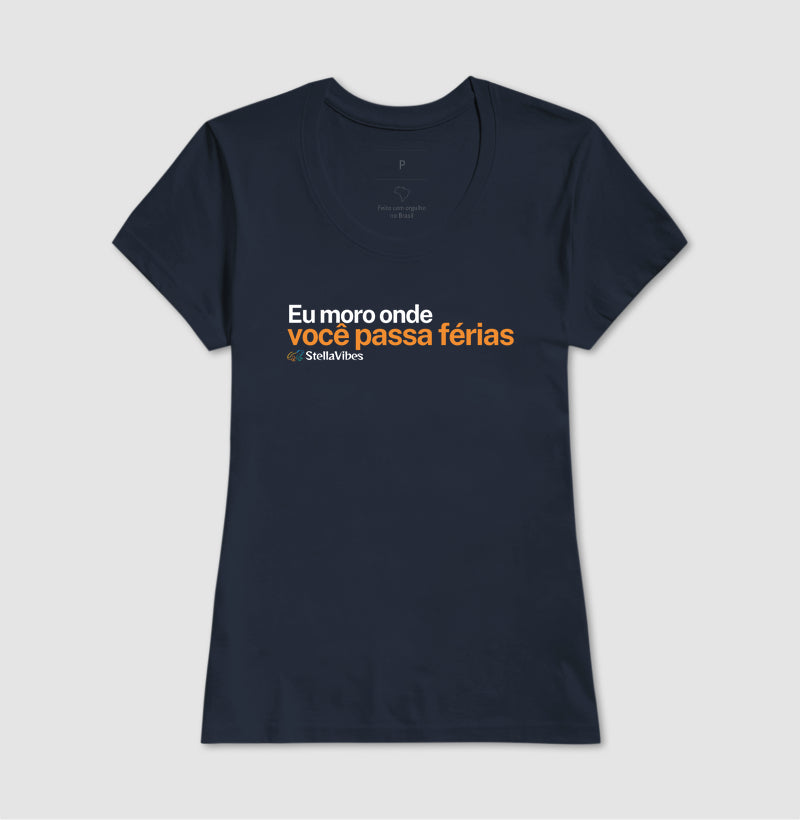 Camiseta Eu Moro Onde Você Passa Férias (Várias cores)