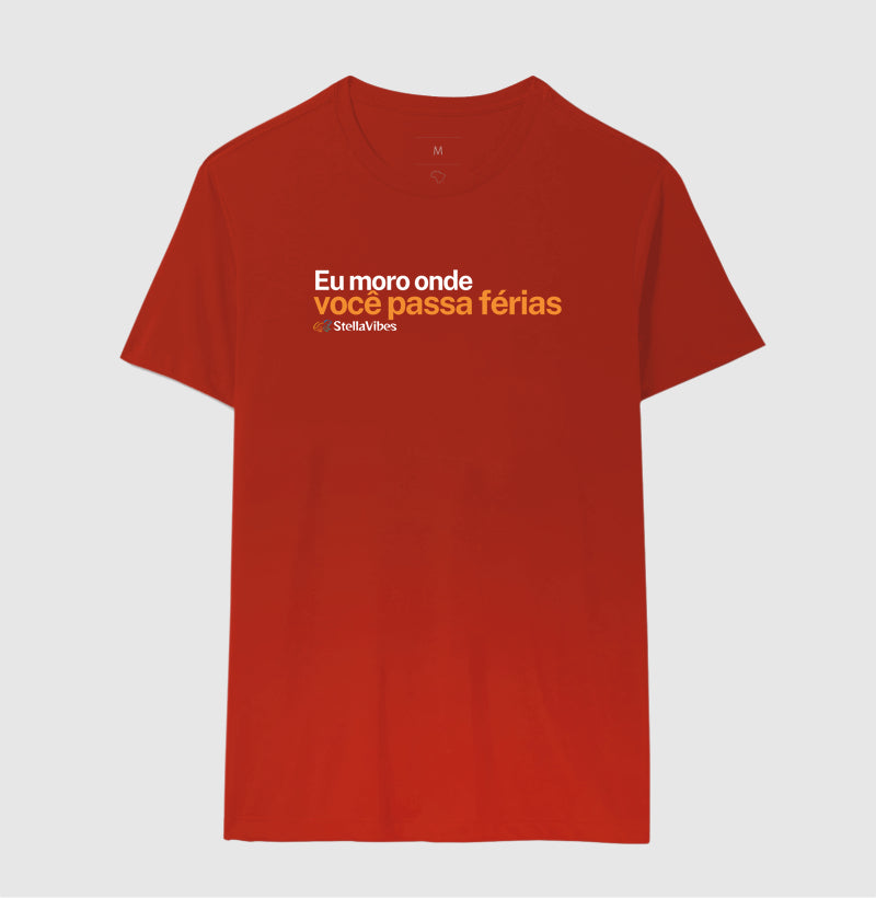 Camiseta Eu Moro Onde Você Passa Férias (Várias cores)