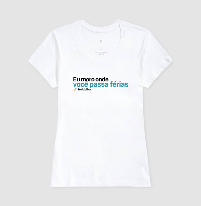 Camiseta Eu Moro Onde Você Passa Férias (Branca / Cinza)