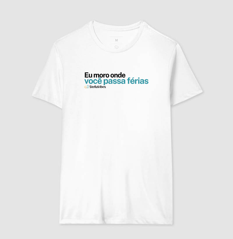 Camiseta Eu Moro Onde Você Passa Férias (Branca / Cinza)