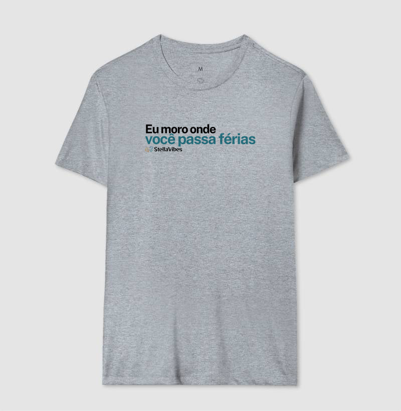 Camiseta Eu Moro Onde Você Passa Férias (Branca / Cinza)