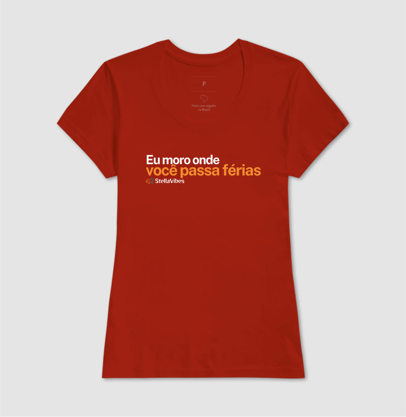 Camiseta Eu Moro Onde Você Passa Férias (Várias cores)