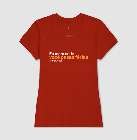 Camiseta Eu Moro Onde Você Passa Férias (Várias cores)