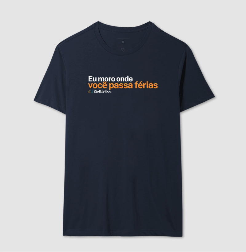 Camiseta Eu Moro Onde Você Passa Férias (Várias cores)