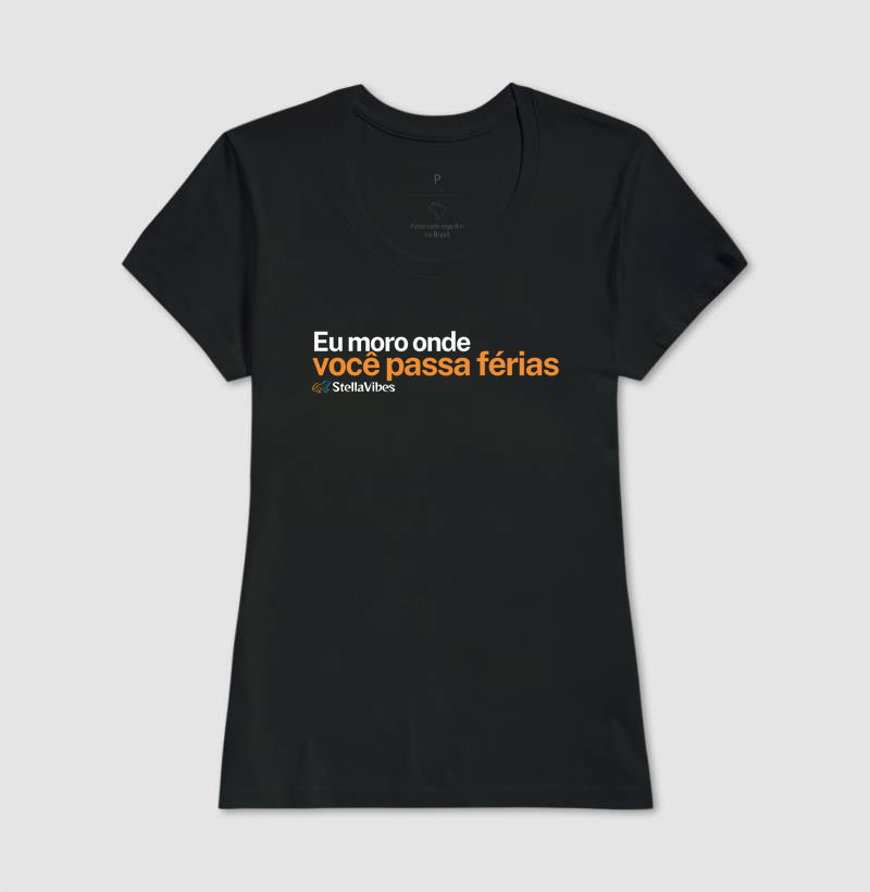 Camiseta Eu Moro Onde Você Passa Férias (Várias cores)