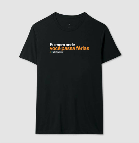 Camiseta Eu Moro Onde Você Passa Férias (Várias cores)